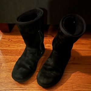 Woman’s Size 8 Black UGGS